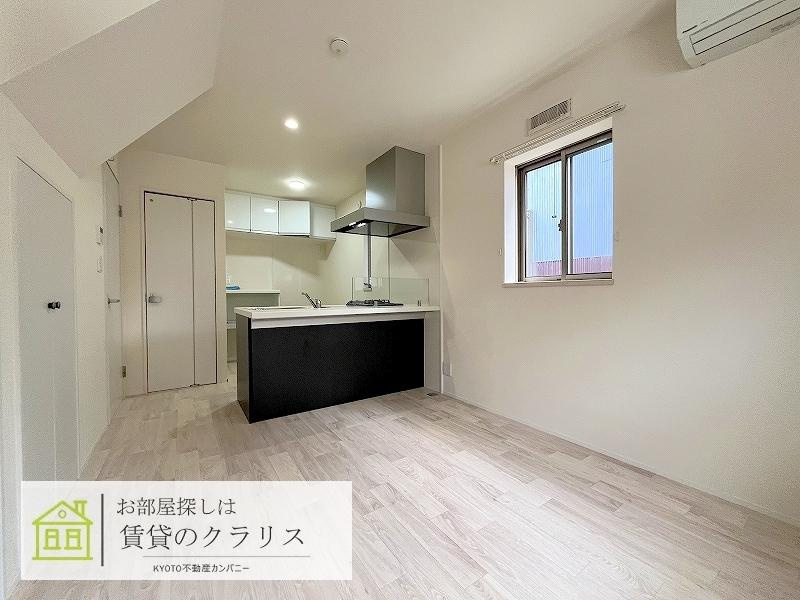 常盤村ノ内町8-88テラスハウスの居間・リビング