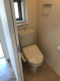 温水洗浄便座付きのトイレです♪