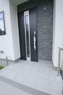 【玄関】 | 【仲介手数料無料！！】多摩市聖ヶ丘1丁目　新築戸建て（全1棟）A号棟　5990万円 | 玄関扉はカードキー対応