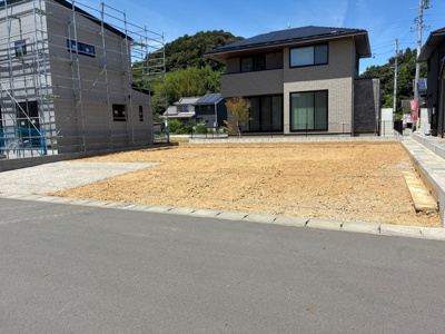 【外観】 | 菊川市西方 新築一戸建て 1号棟 | 現在建築中の外観画像です。ご内覧は同じメーカーの完成物件へご案内いたしますので、いつでもご相談ください！