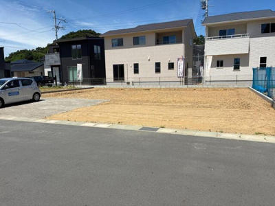 【外観】 | 菊川市西方 新築一戸建て 2号棟 | 現在建築中の外観画像です。ご内覧は同じメーカーの完成物件へご案内いたしますので、いつでもご相談ください！