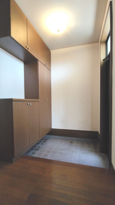 【玄関】 | 北広島町有田　５ＬＤＫ戸建て | ◎玄関
大容量のシューズ収納つき
※2026年10月ハウスクリーニング予定