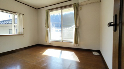【洋室】 | 北広島町有田　５ＬＤＫ戸建て | ◎２Ｆの洋室
ワイドバルコニーつながり
エアコンつき
※2026年10月ハウスクリーニング予定