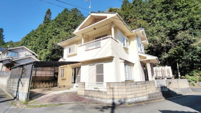 【外観】 | 北広島町有田　５ＬＤＫ戸建て | ◎５ＬＤＫ戸建て
角地で開放感あり陽当り眺めも良好
嬉しい２Ｆにもトイレ、洗面台つき、テーブルセット、エアコン２台つき
カーポートつき駐車場、車２台が駐車可能（車種による）、灯油給湯機を新規交換