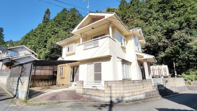 【外観】 | 北広島町有田　５ＬＤＫ戸建て | ◎５ＬＤＫ戸建て
角地で開放感あり陽当り眺めも良好
嬉しい２Ｆにもトイレ、洗面台つき、テーブルセット、エアコン２台つき
カーポートつき駐車場、車２台が駐車可能（車種による）、灯油給湯機を新規交換
