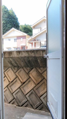 【キッチン】 | 北広島町有田　５ＬＤＫ戸建て | ◎勝手口ドア
キッチン横にあります。
※2026年10月ハウスクリーニング予定