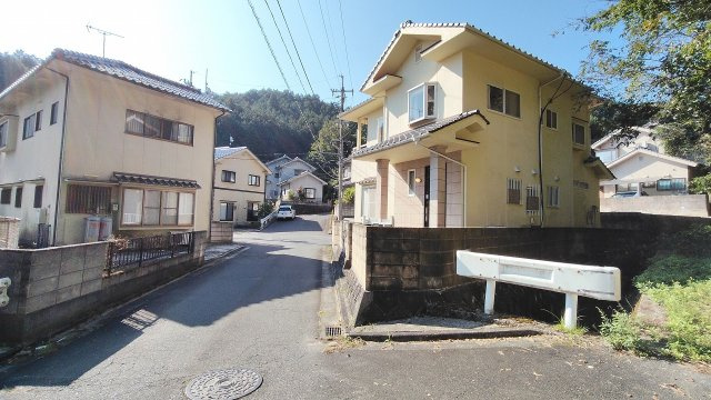 【前面道路含む現地写真】 | 北広島町有田　５ＬＤＫ戸建て | ◎５ＬＤＫ戸建て
角地で開放感あり陽当り眺めも良好
嬉しい２Ｆにもトイレ、洗面台つき、テーブルセット、エアコン２台つき
カーポートつき駐車場、車２台が駐車可能（車種による）、灯油給湯機を新規交換