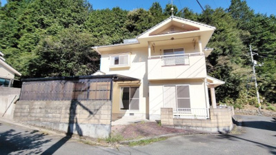 【外観】 | 北広島町有田　５ＬＤＫ戸建て | ◎５ＬＤＫ戸建て
角地で開放感あり陽当り眺めも良好
嬉しい２Ｆにもトイレ、洗面台つき、テーブルセット、エアコン２台つき
カーポートつき駐車場、車２台が駐車可能（車種による）、灯油給湯機を新規交換