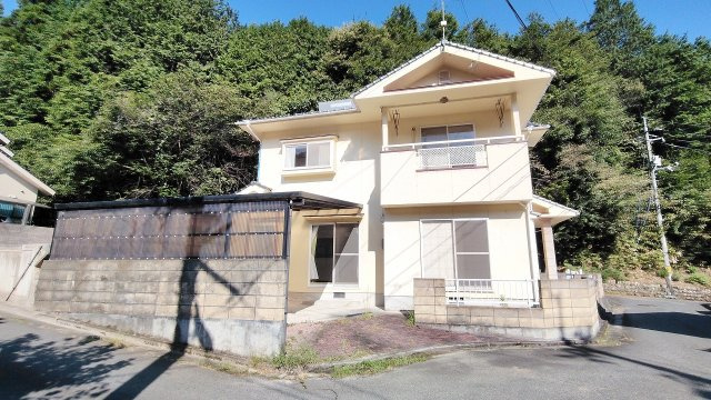 【外観】 | 北広島町有田　５ＬＤＫ戸建て | ◎５ＬＤＫ戸建て
角地で開放感あり陽当り眺めも良好
嬉しい２Ｆにもトイレ、洗面台つき、テーブルセット、エアコン２台つき
カーポートつき駐車場、車２台が駐車可能（車種による）、灯油給湯機を新規交換