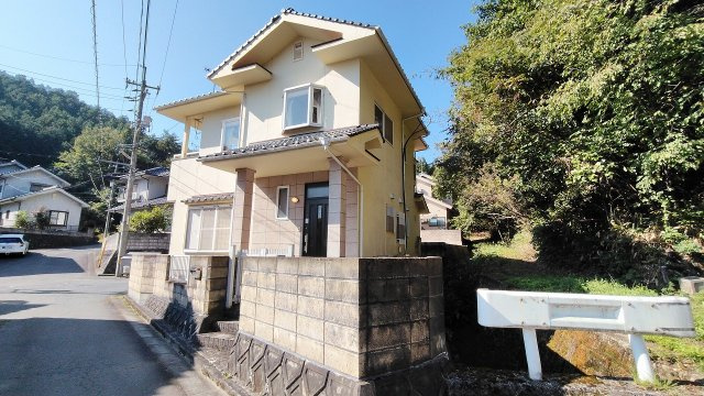 【外観】 | 北広島町有田　５ＬＤＫ戸建て | ◎５ＬＤＫ戸建て
角地で開放感あり陽当り眺めも良好
嬉しい２Ｆにもトイレ、洗面台つき、テーブルセット、エアコン２台つき
カーポートつき駐車場、車２台が駐車可能（車種による）、灯油給湯機を新規交換