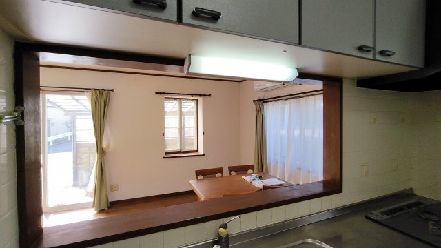 【キッチン】 | 北広島町有田　５ＬＤＫ戸建て | キッチンの対面カウンター
お子様の見守りも安心
※2026年10月ハウスクリーニング予定