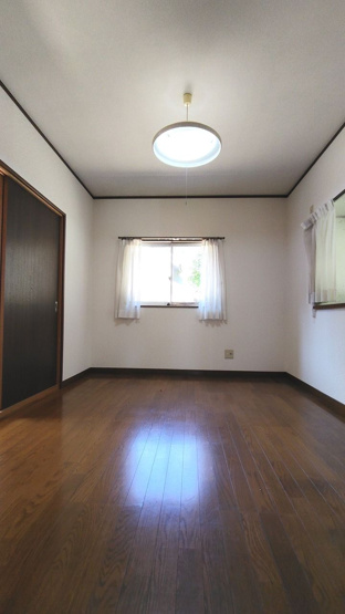 【洋室】 | 北広島町有田　５ＬＤＫ戸建て | ◎２Ｆの洋室２
収納つきひろびろ空間
※2026年10月ハウスクリーニング予定