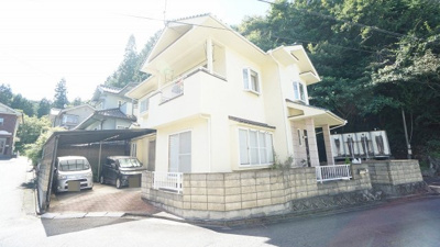 【前面道路含む現地写真】 | 北広島町有田　５ＬＤＫ戸建て | ◎５ＬＤＫ戸建て
角地で開放感あり陽当り眺めも良好
嬉しい２Ｆにもトイレ、洗面台つき、テーブルセット、エアコン２台つき
カーポートつき駐車場、車２台が駐車可能（車種による）、灯油給湯機を新規交換