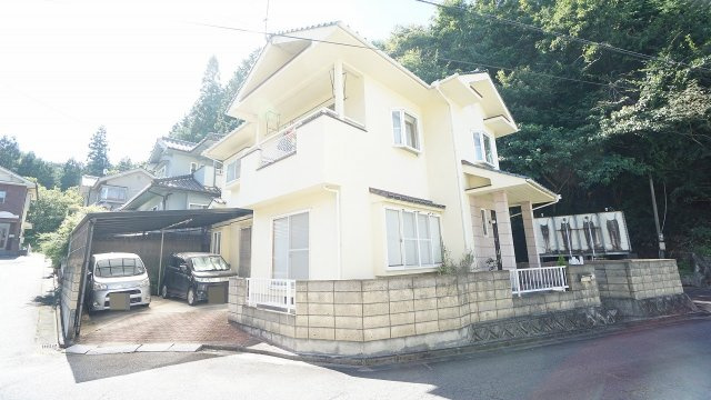 【前面道路含む現地写真】 | 北広島町有田　５ＬＤＫ戸建て | ◎５ＬＤＫ戸建て
角地で開放感あり陽当り眺めも良好
嬉しい２Ｆにもトイレ、洗面台つき、テーブルセット、エアコン２台つき
カーポートつき駐車場、車２台が駐車可能（車種による）、灯油給湯機を新規交換