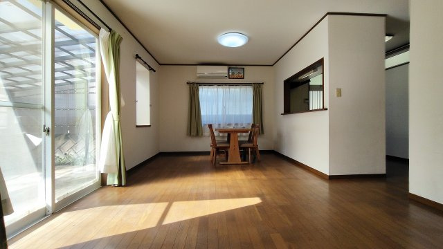 【居間・リビング】 | 北広島町有田　５ＬＤＫ戸建て | ◎広々１ＦのＬＤＫ
陽ざしが明るいひろびろ空間
※2026年10月ハウスクリーニング予定