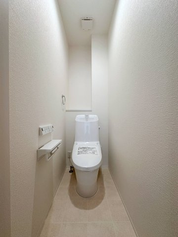 安芸区中野2丁目 No.1のトイレ|1階ウォシュレットトイレ☆
各階にウォシュレットトイレがついています♪