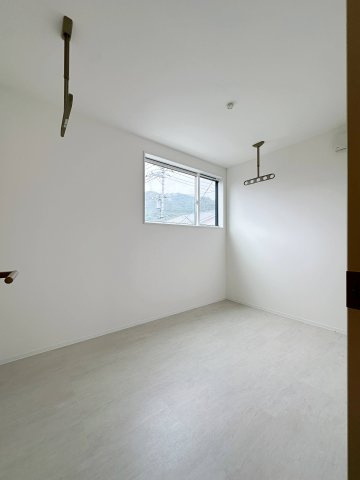 安芸区中野2丁目 No.1の洋室|4.6帖のサンルーム☆
天候を気にせず洗濯物を干すことができます♪