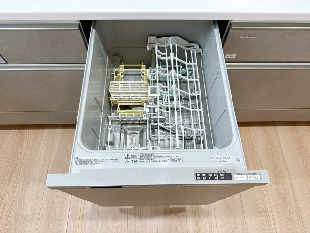 安芸区中野2丁目 No.1のキッチン|4人から5人分の食器洗浄乾燥機☆
水道代の節約にもなり、家事の時短もできる優れ物です♪
スライド式で上から全体が見えるため食器の出し入れもスムーズです♪