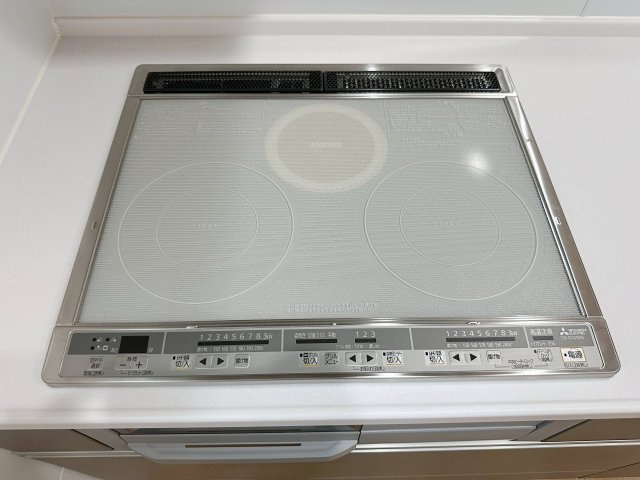 安芸区中野2丁目 No.1のキッチン|IHクッキングヒーター☆
火が出ないために安全性も高いと考えられます。 さらに、安定した加熱管理制御が容易に行えるため、素材を均一に加熱する料理やスープなどの液体の加熱に適しています♪