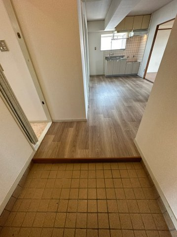 ハイツ一番館の玄関