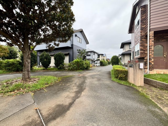 龍ケ崎市城ノ内3丁目 中古一戸建ての前面道路含む現地写真