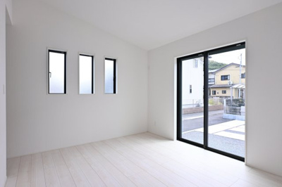 【洋室】 | 太田市金山町2期 | お洒落なデザインの窓が特徴的な二面採光の明るい居室です♪
