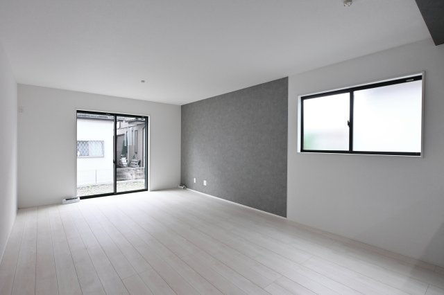 【居間・リビング】 | 太田市金山町2期 | 南向きの大きな窓から陽の光がしっかりと入ります♪