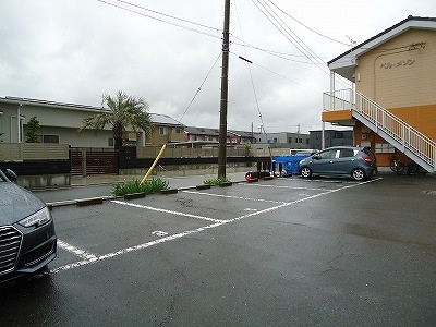 ベルメゾンの駐車場