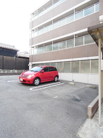 ルミエール山中の駐車場|駐車場があるので、車を買う予定の方も安心です