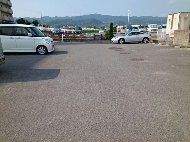 ミッテ・ドルフ西国分Ⅱの駐車場