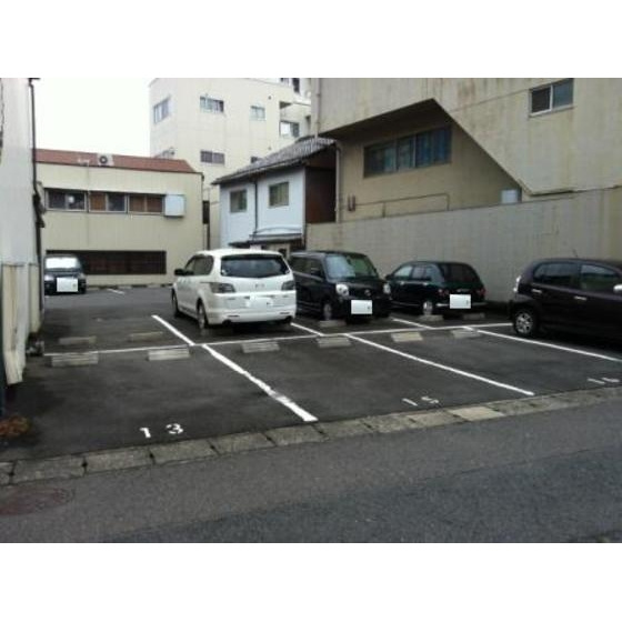 岐阜市南殿町３丁目の駐車場の外観