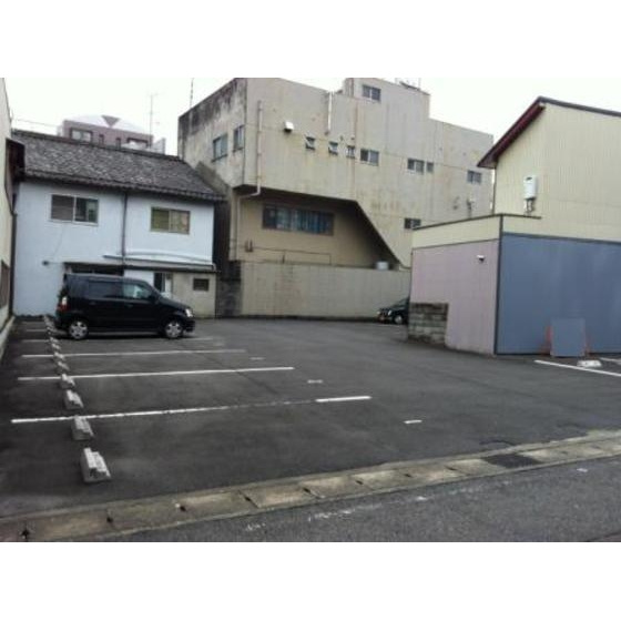 岐阜市南殿町３丁目の駐車場の外観