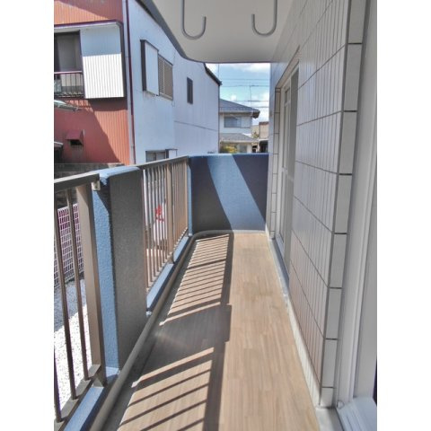 岐阜市鷺山東１丁目のアパートのバルコニー