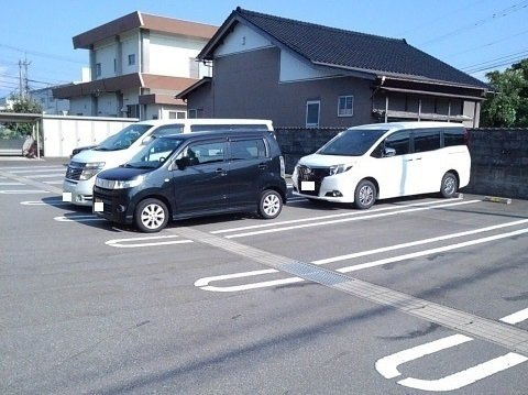 アン　ディマンシェ　Ａの駐車場|駐車場があるので、車を買う予定の方も安心です