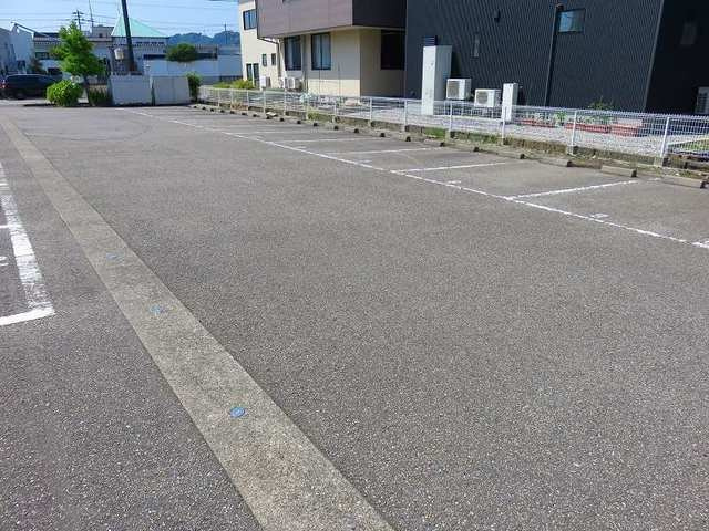 サンハイツ大滝の駐車場|駐車場があるので、車を買う予定の方も安心です