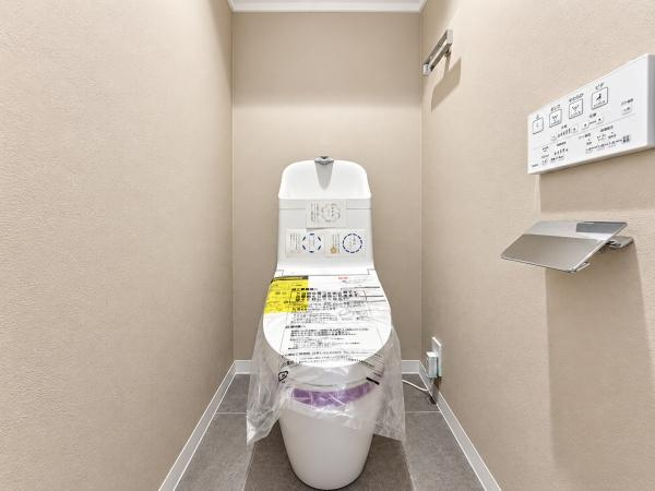 ライオンズマンション磯子山王台のトイレ|清潔感のある内装のすっきりとしたデザインのトイレです。
水周りが綺麗だと安心ですね。
