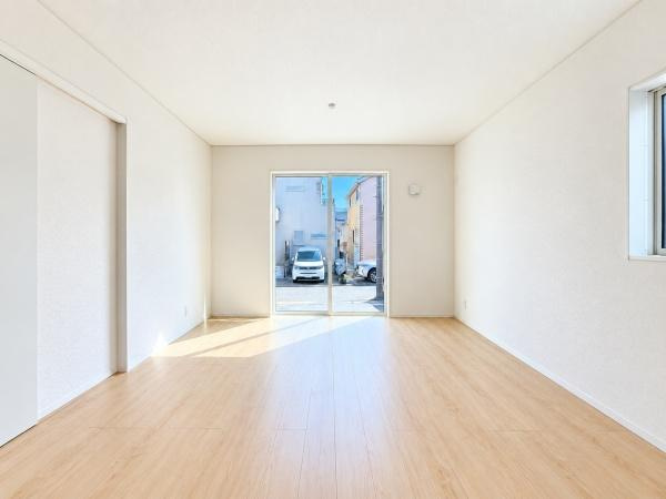 横浜市旭区中希望が丘の新築一戸建の居間・リビング|家族が自然と集まるリビングは
落ち着きのある空間です♪