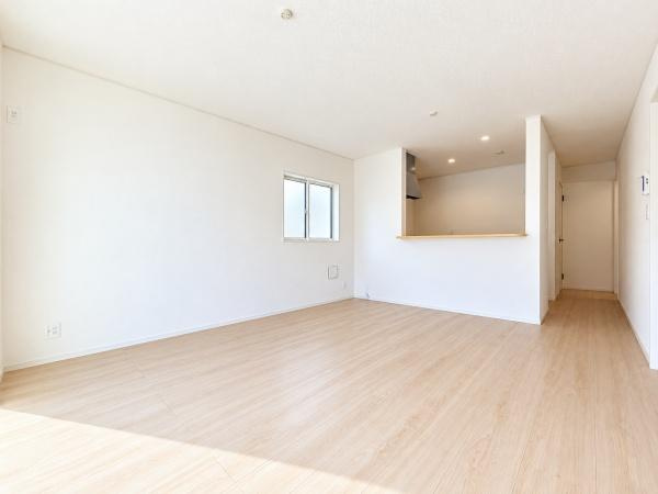 横浜市旭区中希望が丘の新築一戸建の居間・リビング|自慢したくなるリビング！
形も良く家具の配置にも困りません。