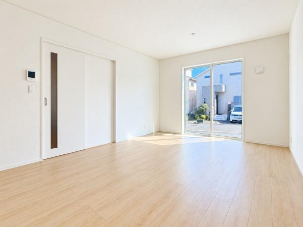 横浜市旭区中希望が丘の新築一戸建の居間・リビング|形のよい明るいリビング！
家具の配置も困りません♪