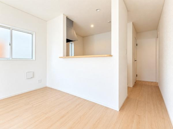 横浜市旭区中希望が丘の新築一戸建の居間・リビング|対面式のキッチンはお料理中でも家族とのお話も弾みます。
