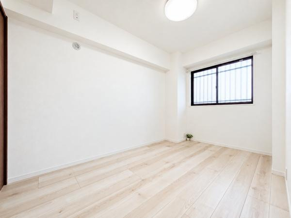 ロワレール日限山ファーストの洋室|落ち着きのある洋室です！
休日はこちらでおくつろぎ下さい♪