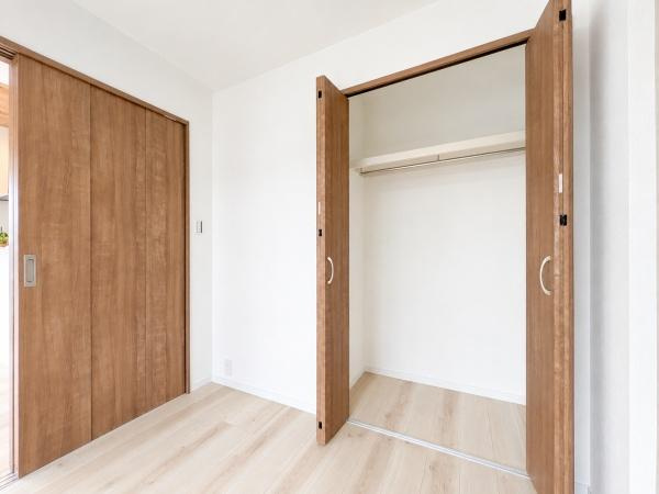 ロワレール日限山ファーストの収納|各室収納付きです。
これだけ収納があると助かりますね！