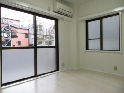 【居間・リビング】 | グリーンハウス | 2面採光の明るいお部屋です。