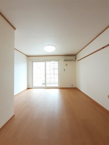 富山市婦中町下轡田のアパートの居間・リビング
