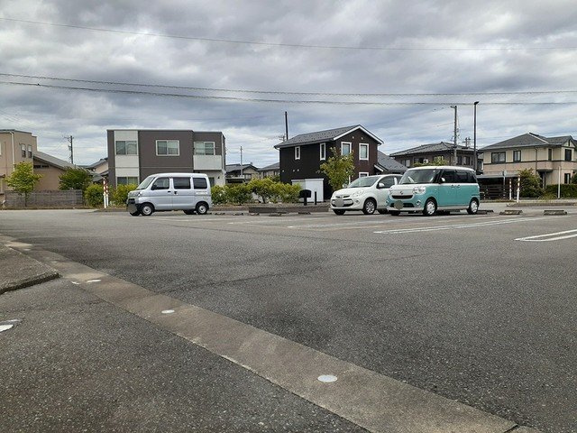 富山市婦中町砂子田のアパートの駐車場