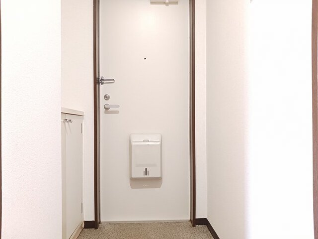 富山市婦中町速星のアパートの玄関