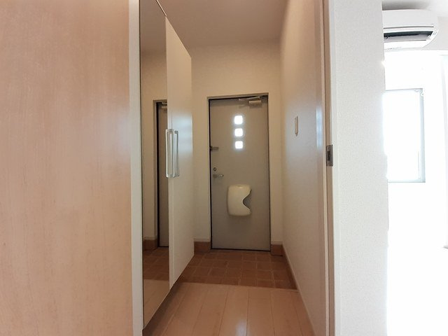 富山市中冨居のアパートの玄関