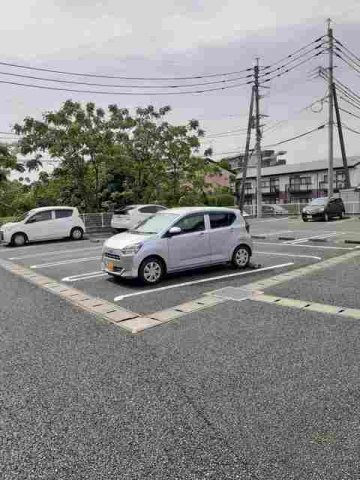 ムーンヴェルジュＣの駐車場