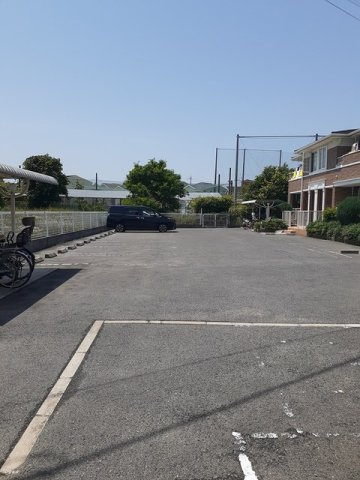 ケ－マ・ハ－モニ－１番館の駐車場