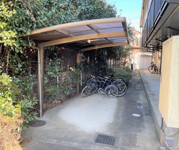レオパレスクレールアビコのその他|屋根付き駐輪場